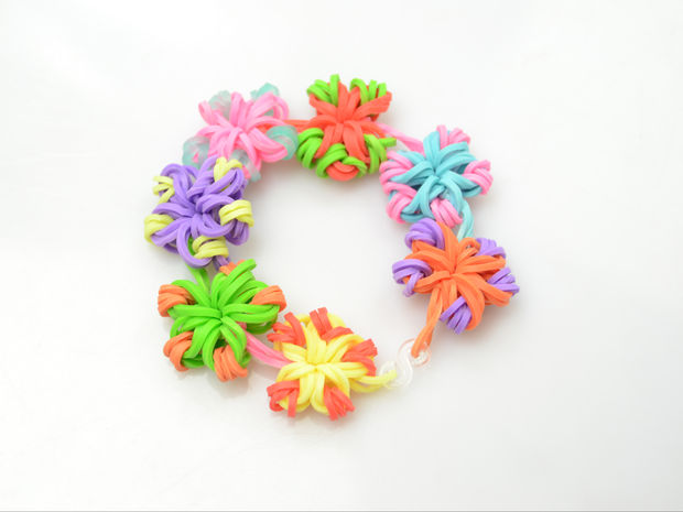 Rubber band flowers DIY Floral Jewelry Thats Perfect for Spring Time