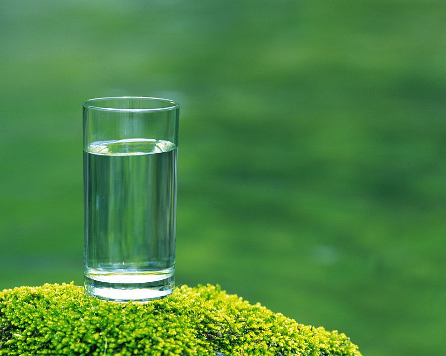 Drink a glass of water every morning 11 New Habits For a Better You in 2016