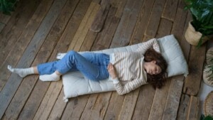 Is it good to sleep on the floor? Know 5 benefits